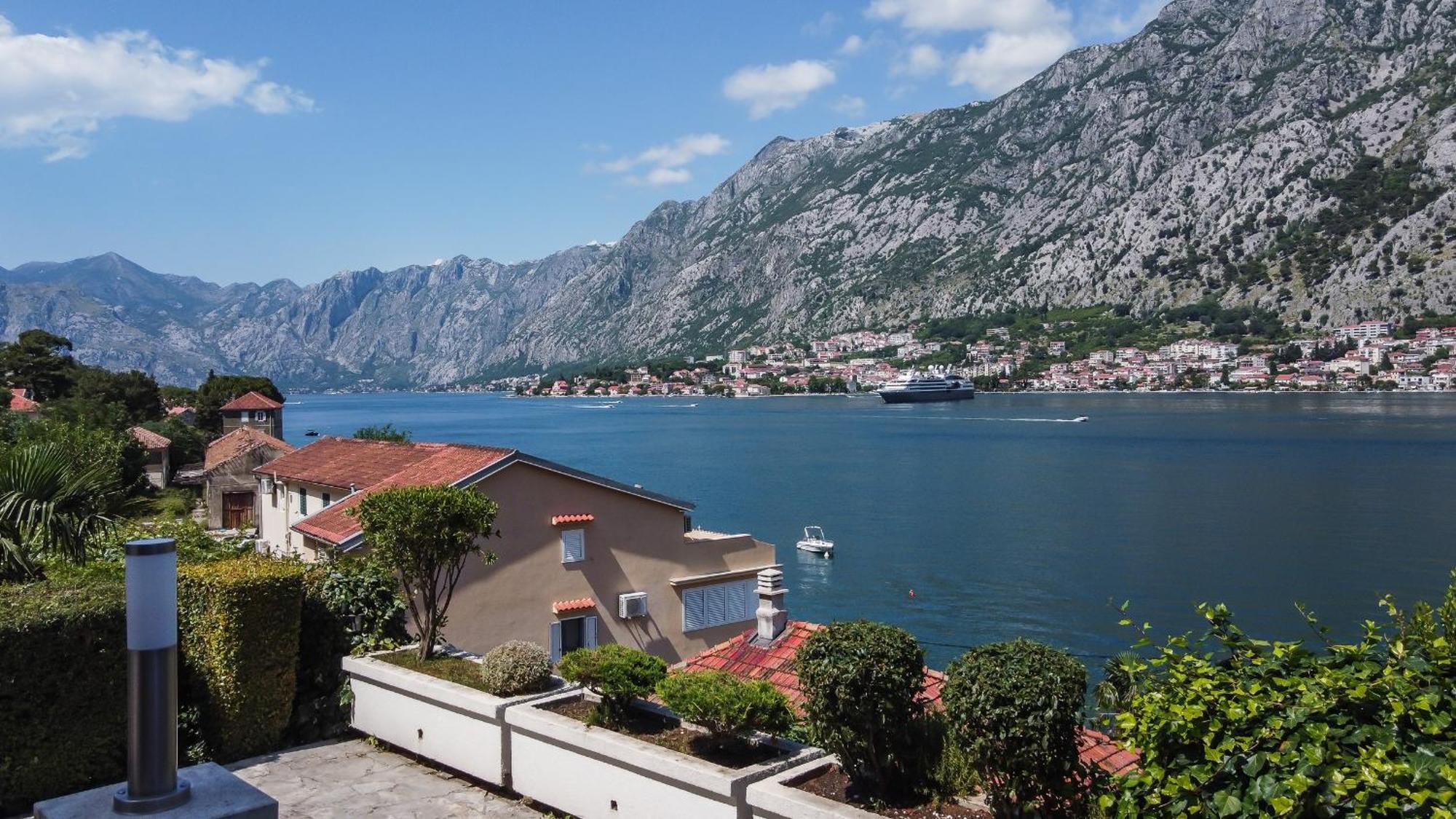 Chillout Apartment In Kotor Bay Bagian luar foto