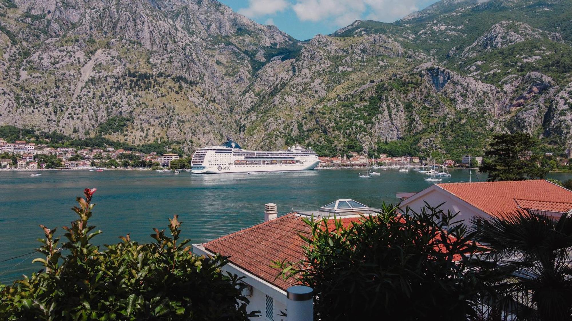 Chillout Apartment In Kotor Bay Bagian luar foto